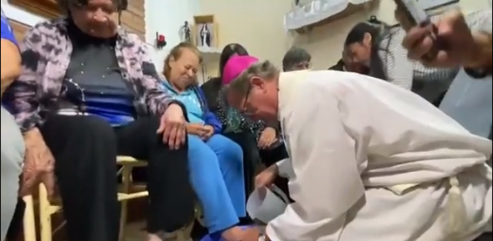 Lee más sobre el artículo La Iglesia pidió jubilaciones dignas luego de dedicarle el lavado de pies a los adultos mayores en Jueves Santo