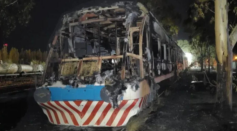 Lee más sobre el artículo Incendio en una formación del Tren del Valle: investigan un posible hecho intencional