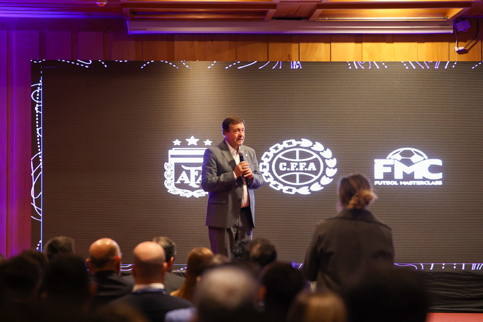Lee más sobre el artículo Bariloche, epicentro del debate sobre la normativa futbolística internacional