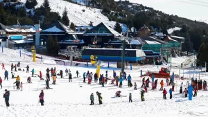 Lee más sobre el artículo El Gobierno rionegrino relanza el programa de esquí y montañismo escolar en Bariloche