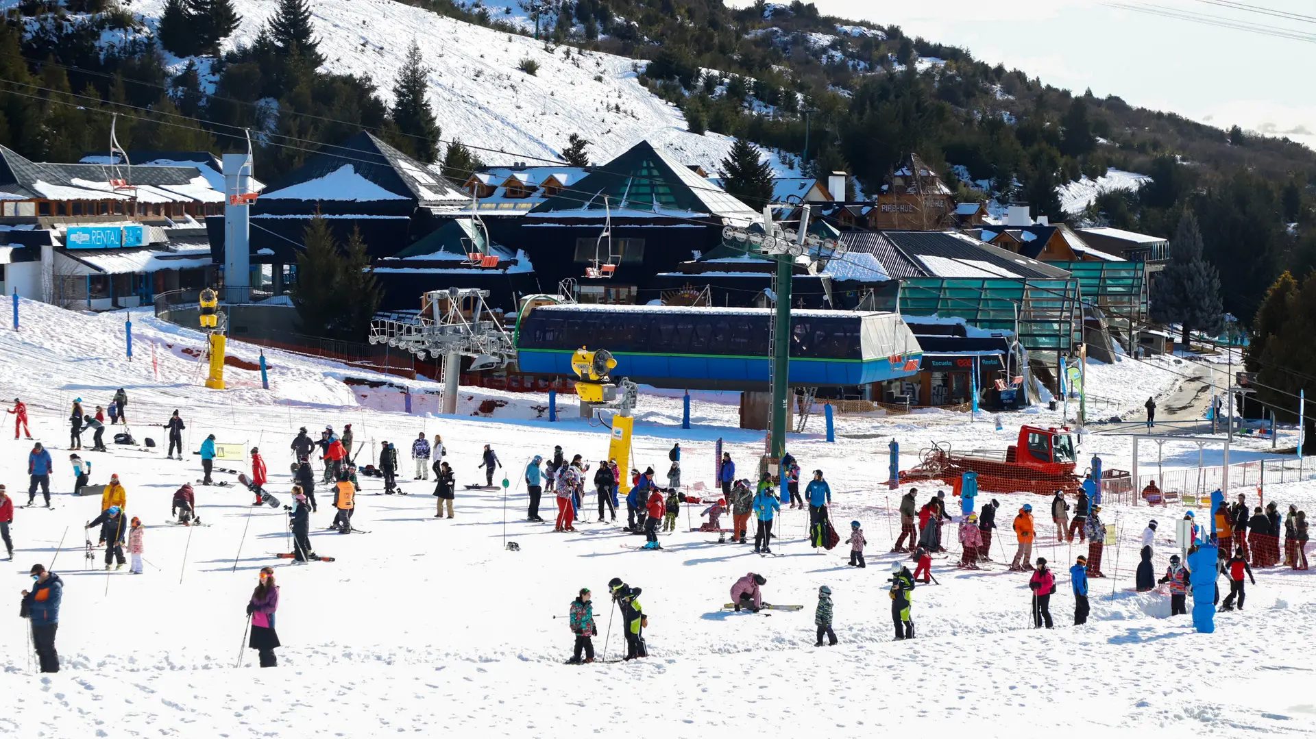 Lee más sobre el artículo El Gobierno rionegrino relanza el programa de esquí y montañismo escolar en Bariloche