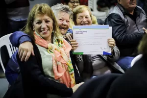 Lee más sobre el artículo Weretilneck anunció obras clave y entregó escrituras en el aniversario de Ingeniero Huergo