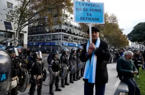 Lee más sobre el artículo Operativo con gases y represión a jubilados frente al Congreso