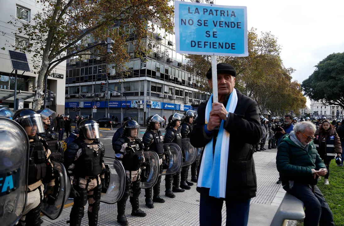 Lee más sobre el artículo Operativo con gases y represión a jubilados frente al Congreso