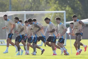 Lee más sobre el artículo Scaloni tendrá que rearmar la Selección: perdería 14 jugadores por el Mundial de Clubes