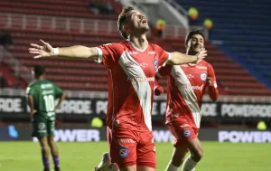 Lee más sobre el artículo En la vuelta del público visitante a CABA, Argentinos goleó 3-0 a Excursionistas