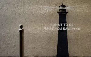 Lee más sobre el artículo Nueva obra de Banksy despierta intriga y reflexión con un faro como símbolo central