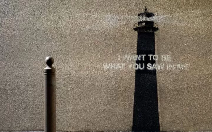 En este momento estás viendo Nueva obra de Banksy despierta intriga y reflexión con un faro como símbolo central