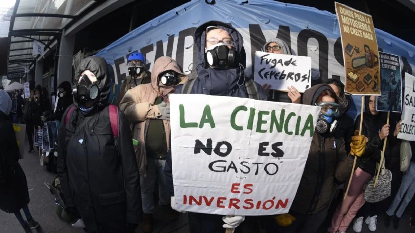 Lee más sobre el artículo Científicos marchan en todo el país contra los recortes en ciencia y tecnología