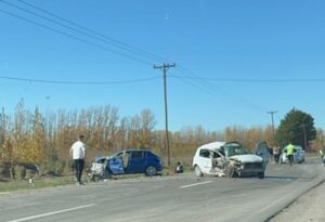 Lee más sobre el artículo Videos. Tres personas fueron hospitalizados tras fuerte colisión en Ruta 22