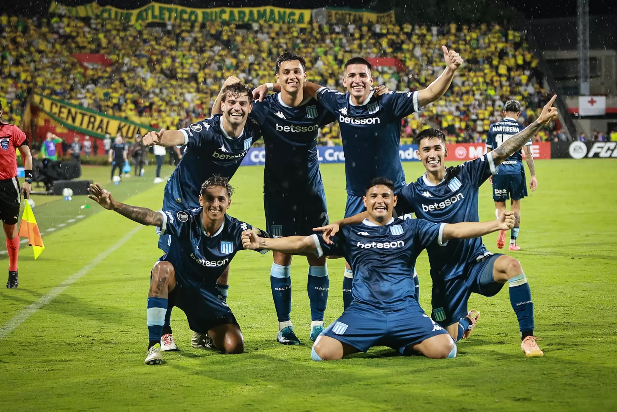 En este momento estás viendo Racing goleó a Bucaramanga y es líder de su grupo