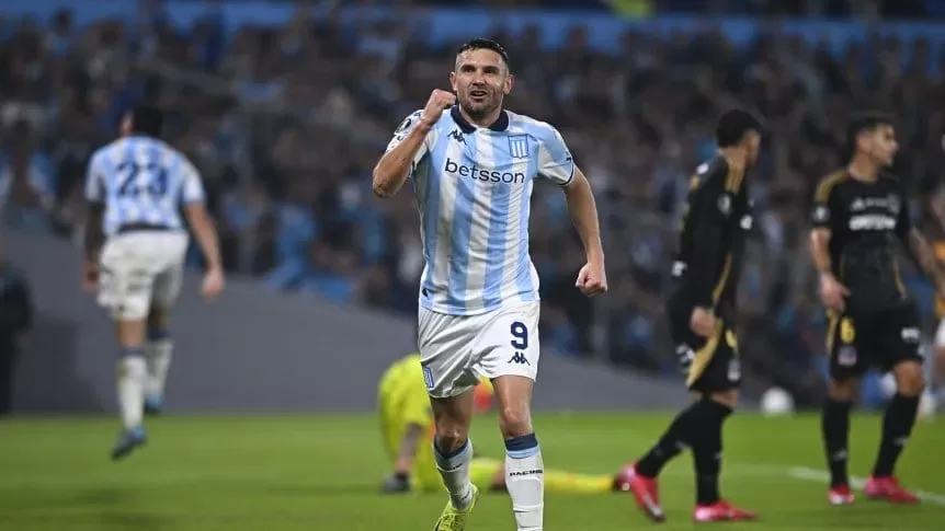 Lee más sobre el artículo Racing se clasificó a los octavos de final tras golear por 4-0 a Colo-Colo de Chile
