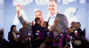 Lee más sobre el artículo Ganó Manuel Adorni, Leandro Santoro segundo y Silvia Lospennato tercera