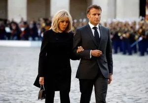 Lee más sobre el artículo Una historia de amor atípica: el vínculo que marcó la vida política de Emmanuel Macron
