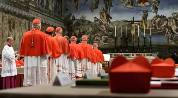 En este momento estás viendo Clima tenso en el Vaticano: cardenales Parolin y Tagle mantuvieron una reunión privada tras la fumata negra
