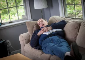 Lee más sobre el artículo Dormir la siesta (pero cortita) puede hacerte bien: lo dice la ciencia