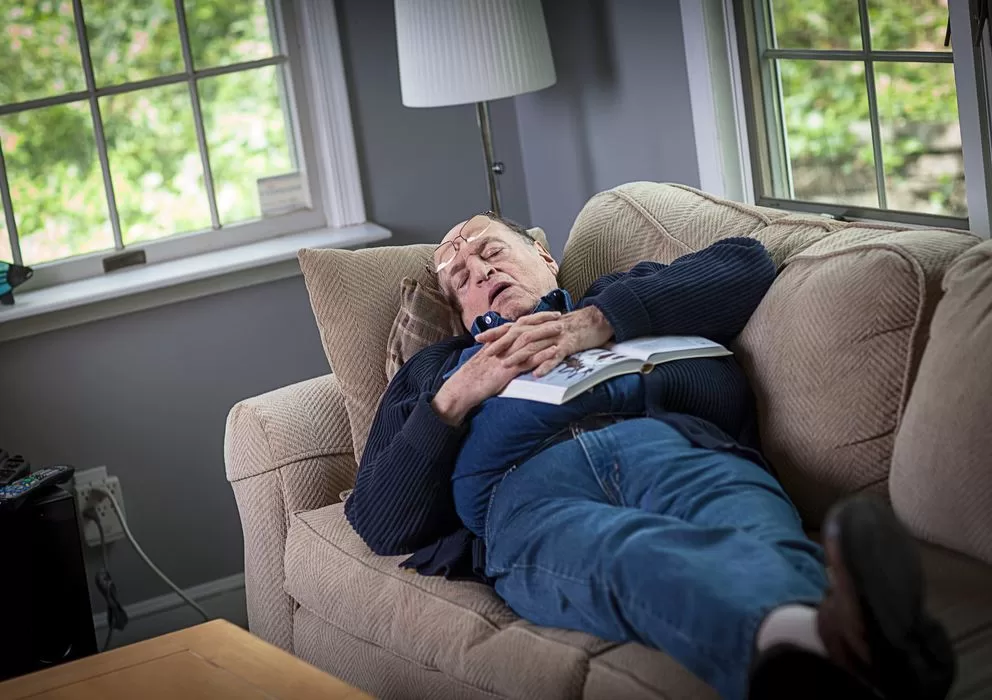 Lee más sobre el artículo Dormir la siesta (pero cortita) puede hacerte bien: lo dice la ciencia
