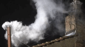 Lee más sobre el artículo El Vaticano ya instaló la chimenea en la Capilla Sixtina para el cónclave