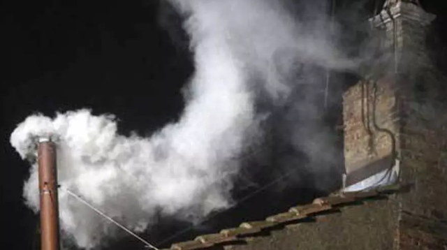 Lee más sobre el artículo El Vaticano ya instaló la chimenea en la Capilla Sixtina para el cónclave