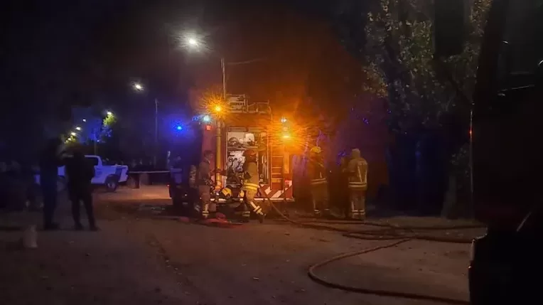 Lee más sobre el artículo Cipolletti: un adulto mayor falleció en un voraz incendio en el barrio 10 de Febrero