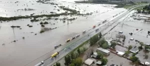 Lee más sobre el artículo Kicillof comparó la cantidad de agua caída con Bahía Blanca y le agradeció a Bullrich la coordinación con el Gobierno