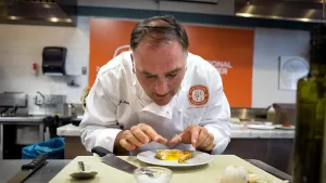 Lee más sobre el artículo El chef José Andrés reveló su secreto para hacer un omelette perfecto… ¡en 40 segundos!