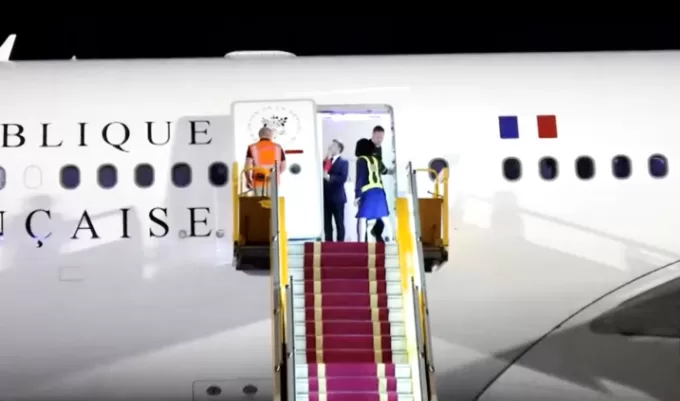 Lee más sobre el artículo Emmanuel Macron desmiente haber sido abofeteado por su esposa Brigitte durante su visita a Vietnam: «Estábamos bromeando»