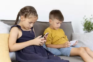 Lee más sobre el artículo Una generación conectada: el celular llega antes de los 10 años y el 80% usa redes sociales a diario