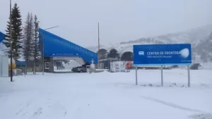 Lee más sobre el artículo Cierran el Paso Pino Hachado todo el sábado por intensas nevadas: cómo están el resto de los cruces a Chile