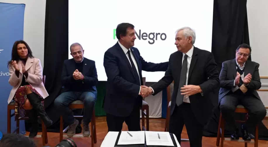 Lee más sobre el artículo Weretilneck sobre el acuerdo por Vaca Muerta Oil Sur: “Nuestro mar es el mejor sitio”