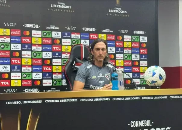 Lee más sobre el artículo Luis Zubeldía estalló en conferencia tras el escándalo de xenofobia en San Pablo-Talleres