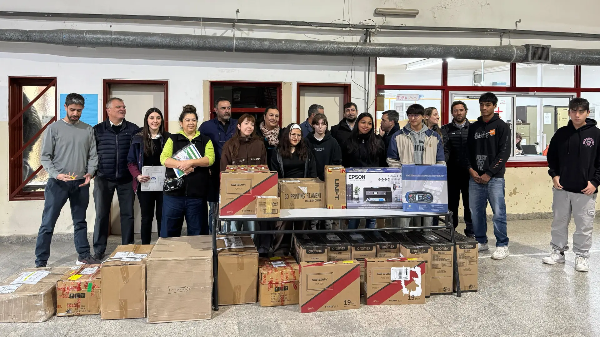 Comenzó la entrega de equipos del plan educativo energético en Cipolletti