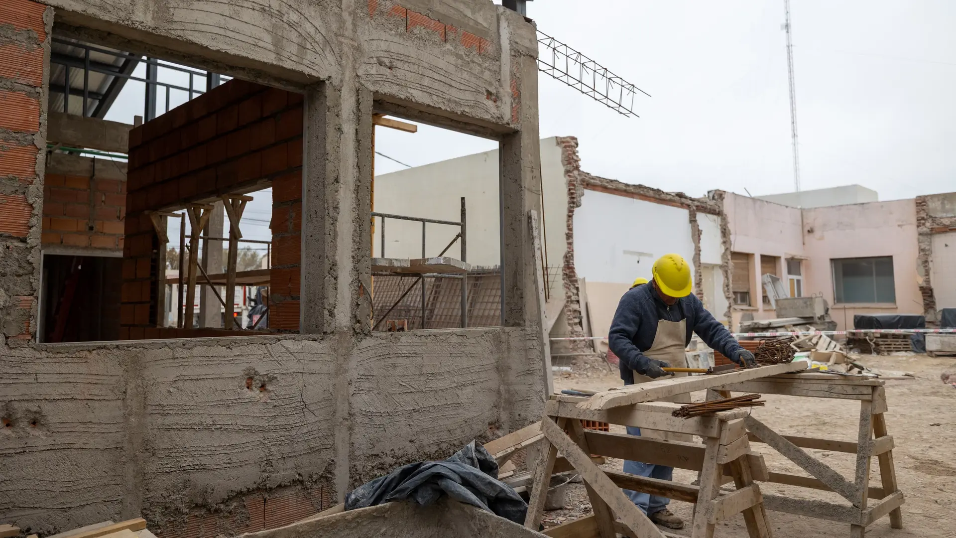 Lee más sobre el artículo La Provincia reinició la obra del Polideportivo para Barda del Medio