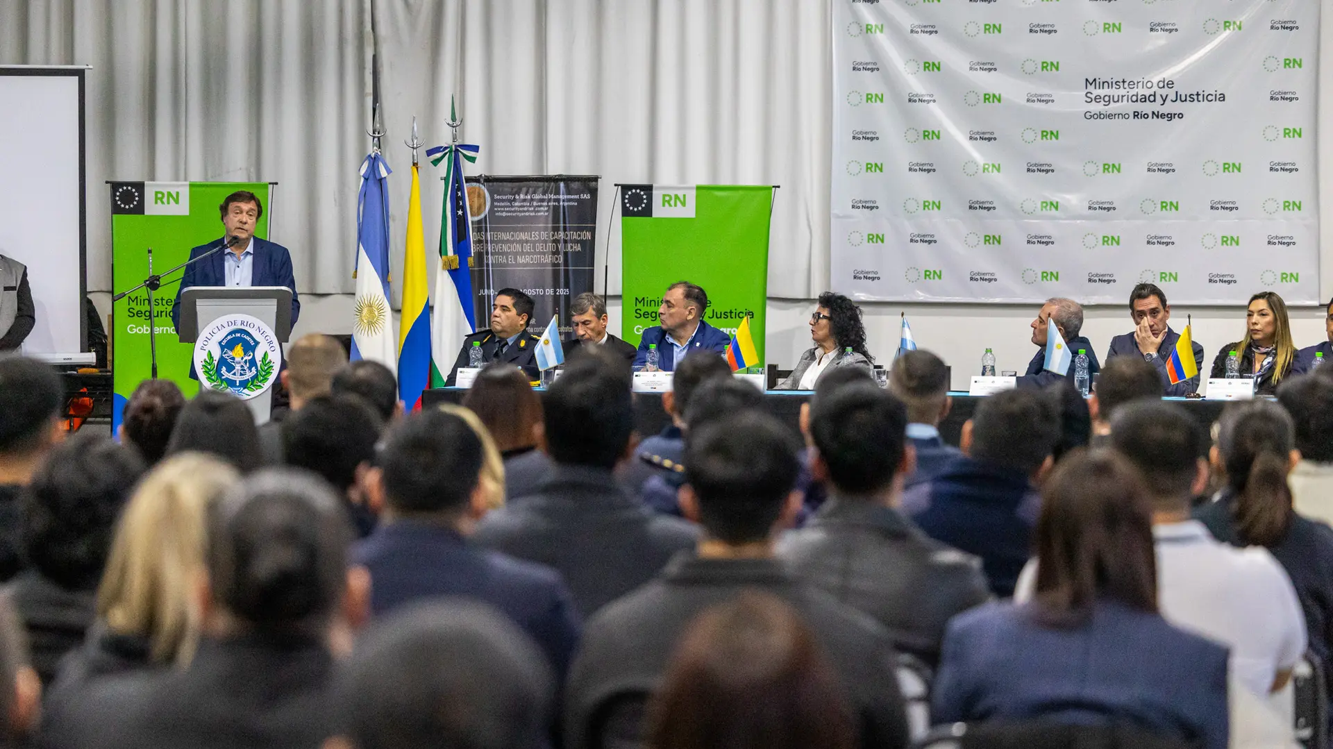 Lee más sobre el artículo Más de 100 policías reforzaron su formación para combatir el narcotráfico