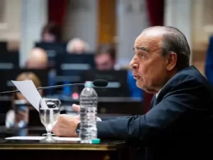 Lee más sobre el artículo Tensión en el Senado: Francos abandonó el recinto tras un cruce con una senadora peronista