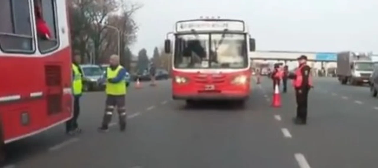 En este momento estás viendo Requisaron un micro escolar con menores en la Autopista Ricchieri durante controles policiales