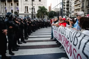 Lee más sobre el artículo Diputados aprobó un aumento del 7,2% para jubilados y un bono de $110.000