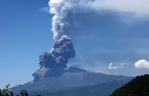 Lee más sobre el artículo Impresionante erupción del Etna: monitorean el volcán más activo de Europa