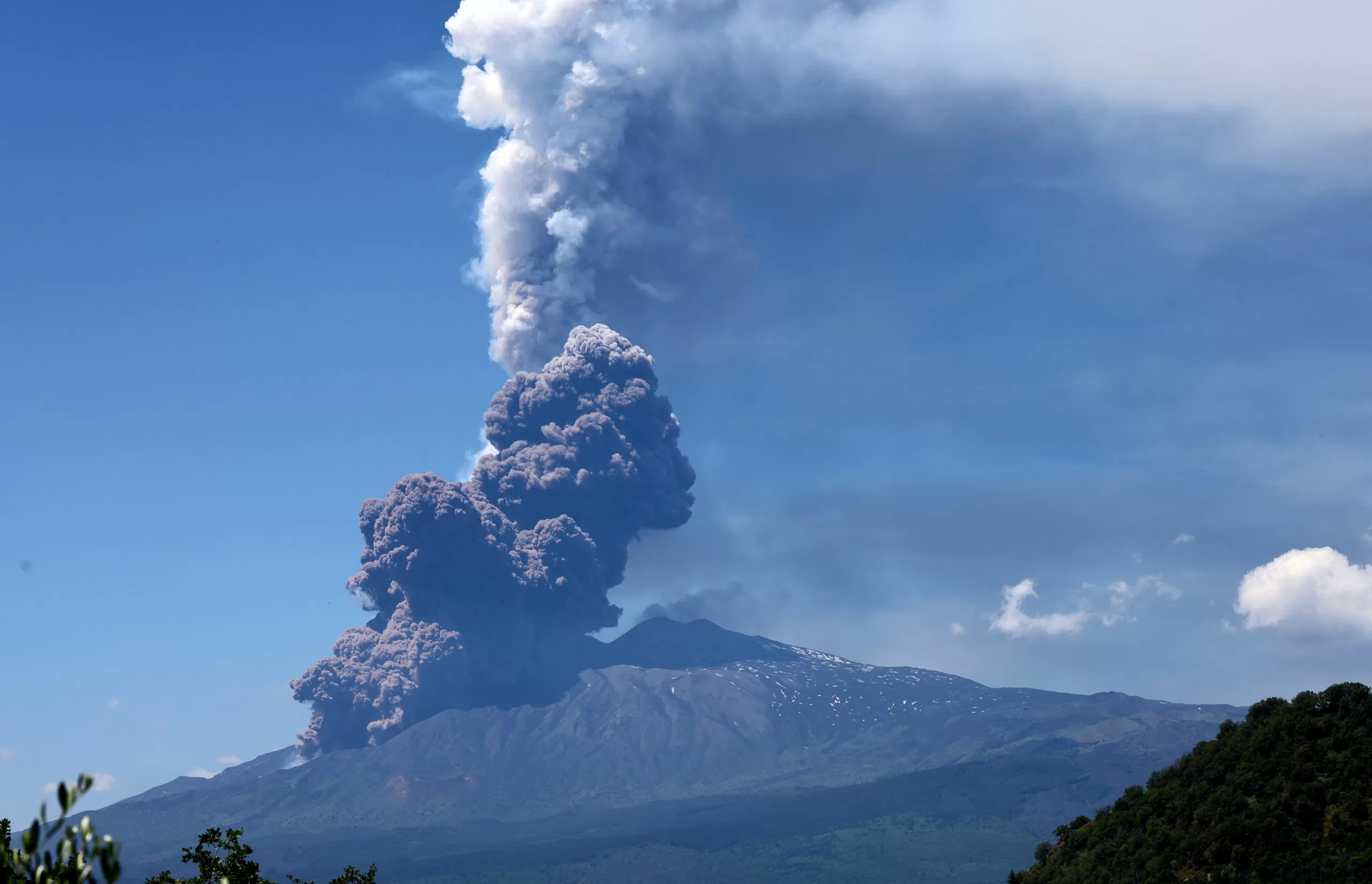 En este momento estás viendo Impresionante erupción del Etna: monitorean el volcán más activo de Europa