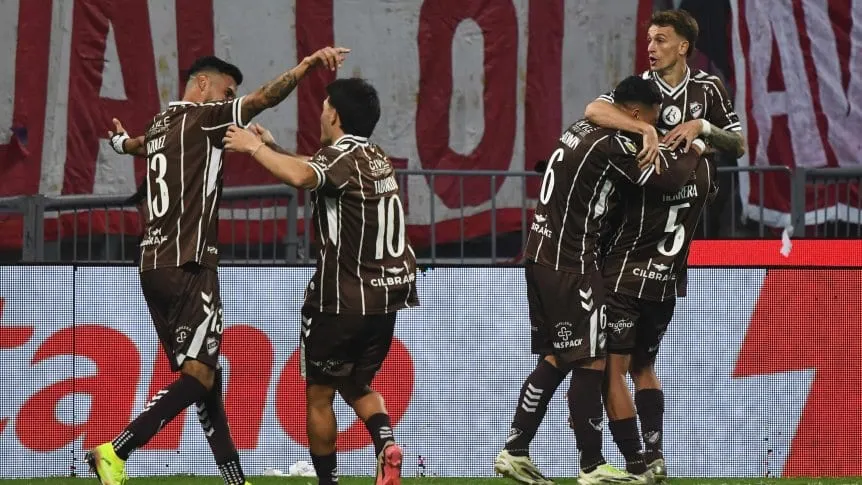 En este momento estás viendo Platense derrotó 1-0 a Huracán y se consagró campeón por primera vez en su historia