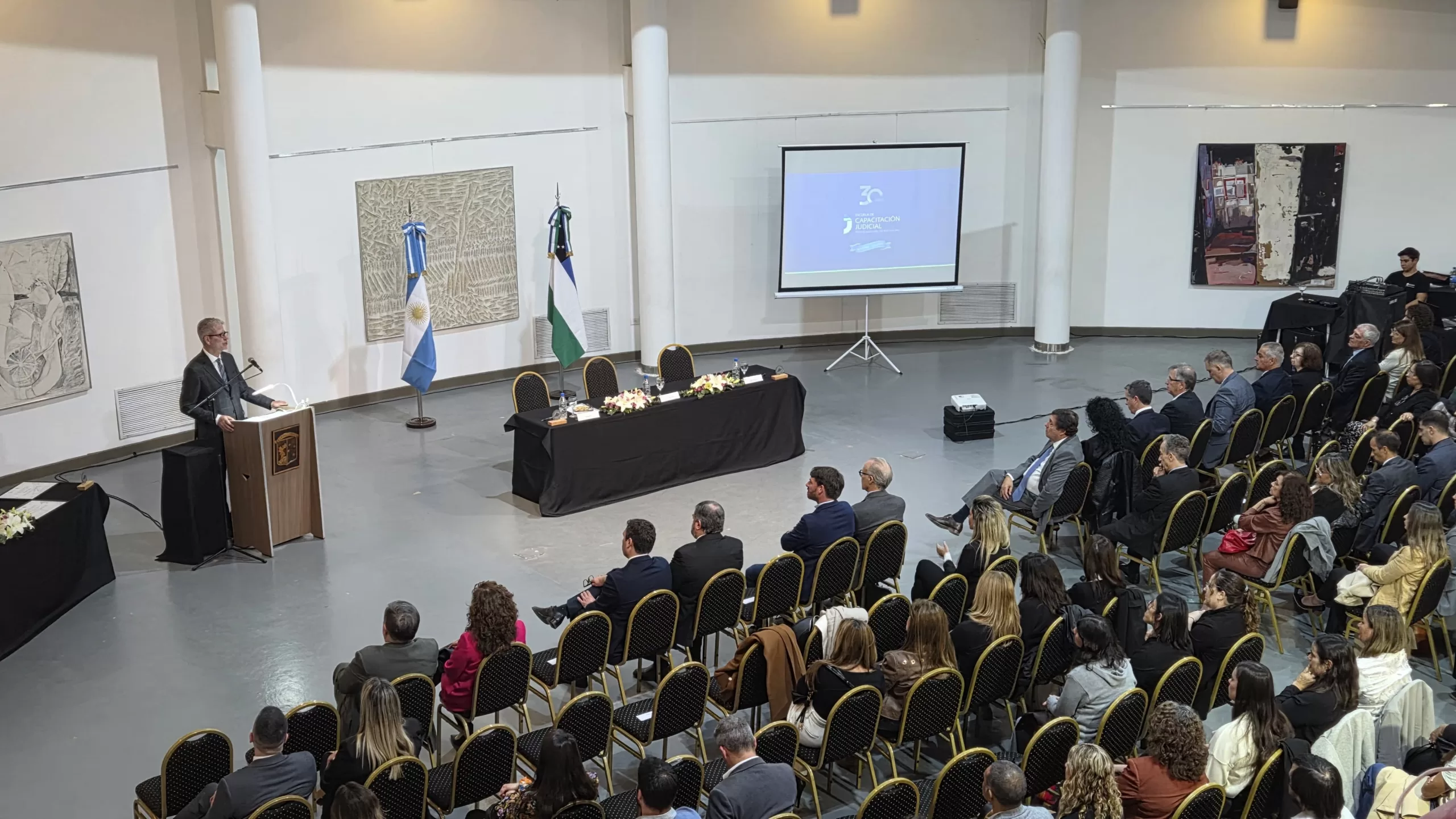 Lee más sobre el artículo El Poder Judicial celebró tres décadas de formación en Río Negro: disertó un juez de la Corte Suprema