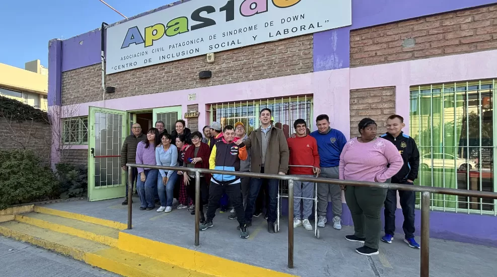 Entregaron el primer horno para talleres de cerámica inclusivos en Roca