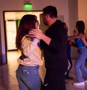 Lee más sobre el artículo Una nueva noche de ritmo y danza llega al Centro de Artes y Exposiciones Roberto Abel