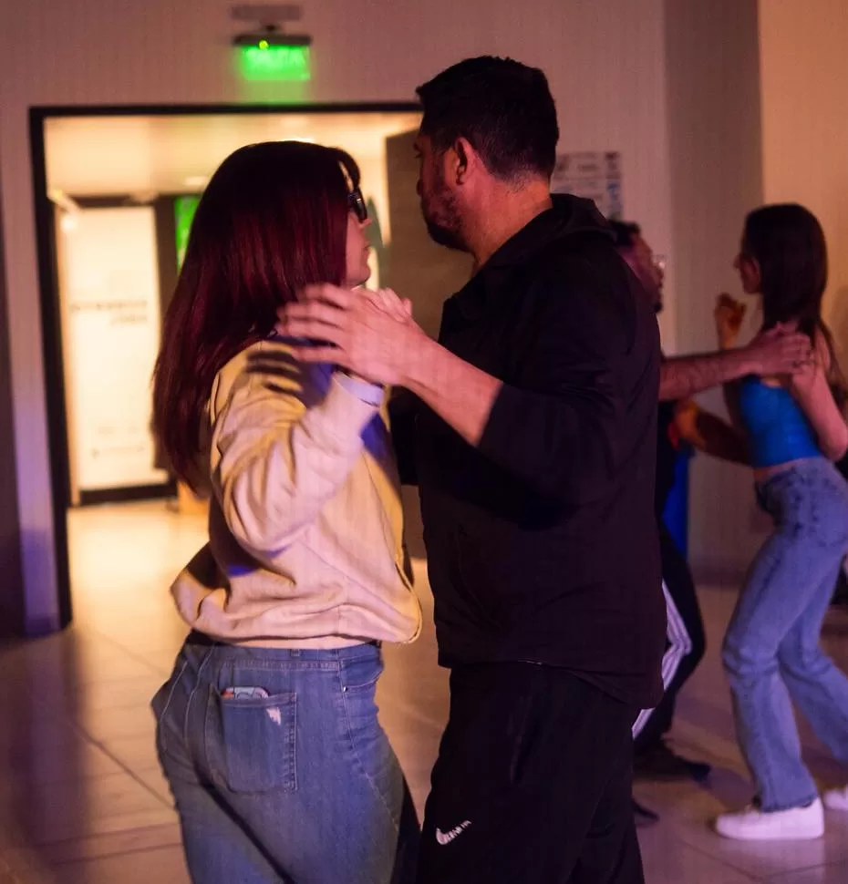 Lee más sobre el artículo Una nueva noche de ritmo y danza llega al Centro de Artes y Exposiciones Roberto Abel