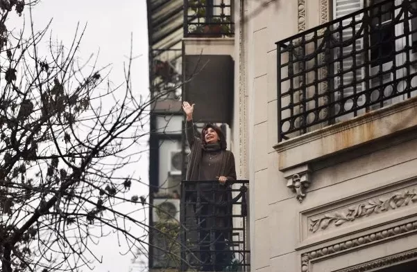 En este momento estás viendo El posteo de Cristina Kirchner en la previa a la marcha en su apoyo: «¿Puedo salir al balcón?»