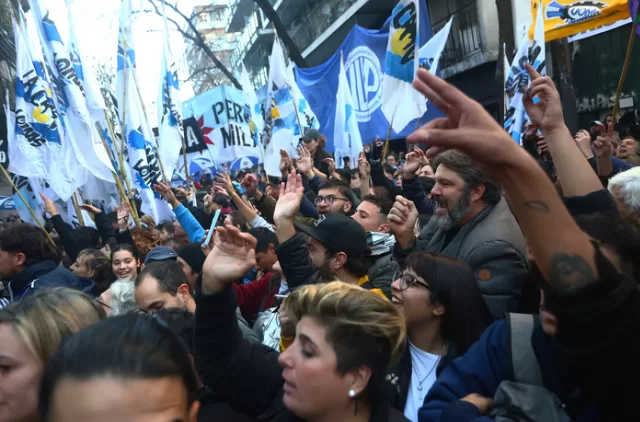 En este momento estás viendo “Argentina con Cristina”: el peronismo se moviliza contra la proscripción y en apoyo a la prisión domiciliaria de la expresidenta