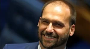 Lee más sobre el artículo Eduardo Bolsonaro se perfila como sucesor de su padre y posible candidato presidencial en Brasil