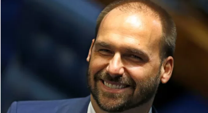 En este momento estás viendo Eduardo Bolsonaro se perfila como sucesor de su padre y posible candidato presidencial en Brasil