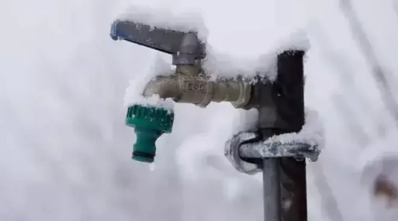 Lee más sobre el artículo Ola polar: consejos clave para evitar el congelamiento de cañerías