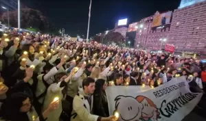 Lee más sobre el artículo Masiva marcha de velas de residentes del Hospital Garrahan en el Obelisco contra el ajuste